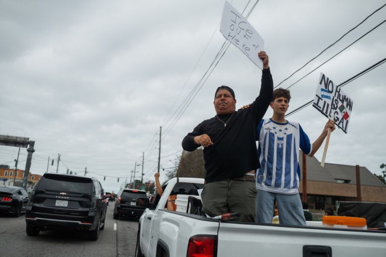 7일(현지시각) 미국 루이지애나주 케너에서 이민 단속 강화에 항의하는 시위 중 아버지와 아들이 반 ICE(이민세관단속국) 및 국경 순찰대(Border Patrol) 표지판을 들고 있다. 케너/EPA 연합뉴스