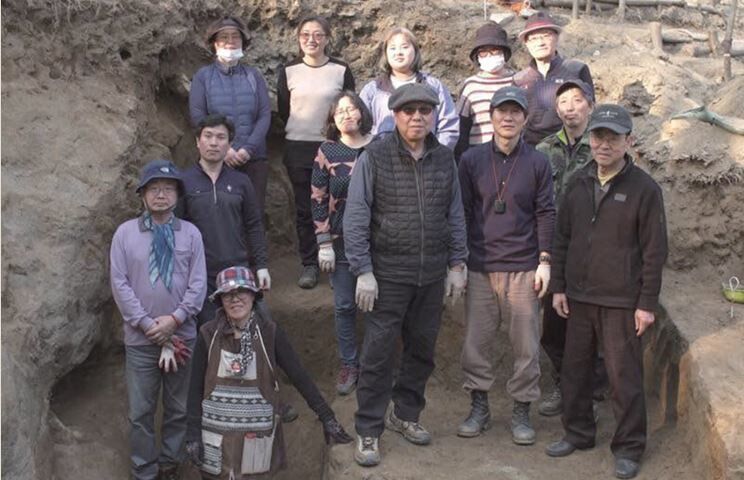 2018년 3월 ‘한국전쟁기 민간인학살 유해발굴 공동조사단’의 일원으로 충남 아산시 배방읍 설화산 폐금광 유해발굴을 할 때의 모습. 맨 뒷줄 왼쪽서 두 번째가 홍수정 과장. 앞줄 가운데가 조사단장을 맡았던 박선주 충북대 명예교수, 그 오른쪽은 책임조사원을 맡았던 안경호 조사6과장. 조사보고서 갈무리