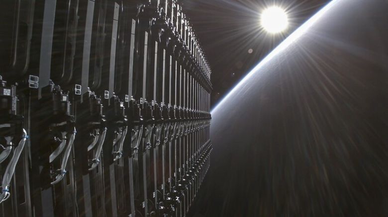 궤도에 배치되는 스페이스엑스의 스타링크 군집위성. 스페이스엑스 제공