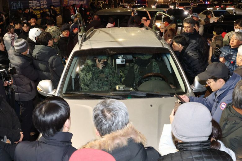 윤석열 대통령의 비상계엄 선포 직후인 지난해 12월4일 새벽 국회로 들어가려는 군 차량을 시민들이 막고 있다. 백소아 기자 thanks@hani.co.kr