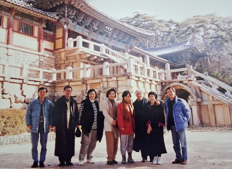 1990년대 중반 경주 불국사 앞에서 답사를 마치고 찍은 기념사진. 오른쪽 셋째가 프랭크 게리, 넷째가 김홍남 전 국립중앙박물관장, 다섯째가 홍라희 리움미술관 명예관장이다. 김홍남 전 국립중앙박물관장 제공