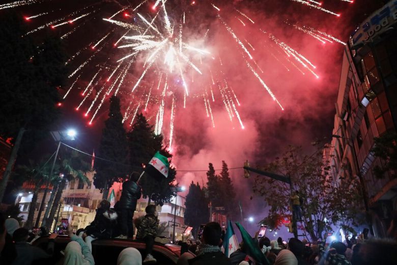 8일(현지시각) 시리아 서부 홈스에선 광장에 모인 사람 위로 불꽃놀이가 벌어지고 있다. AP 연합뉴스