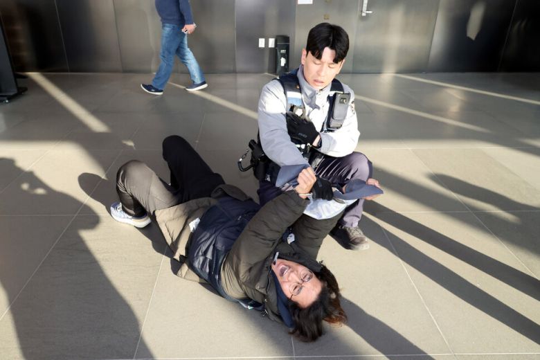 정성용 민주노총 공공운수노조 쿠팡물류센터지회 지회장이 10일 오후 서울 송파구 쿠팡 본사가 있는 건물에서 박대준 쿠팡 대표이사를 만나기 위해 엘리베이터 탑승을 시도하다가 경찰에 제압되고 있다. 김영원 기자 forever@hani.co.kr