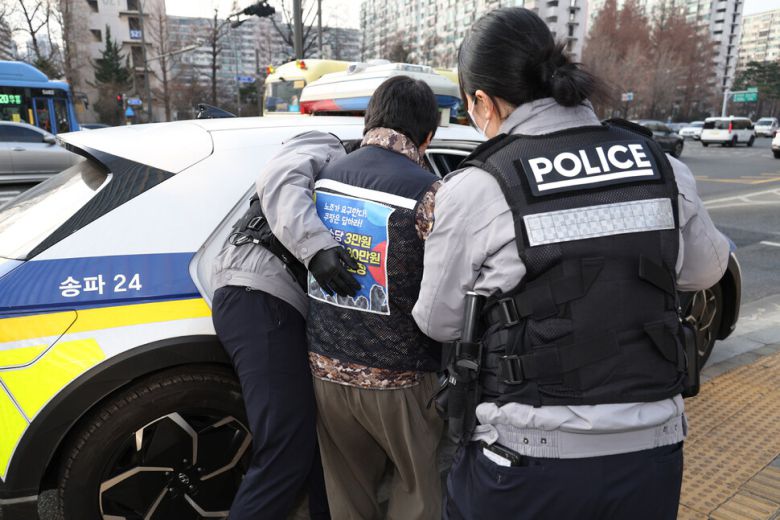 민주노총 공공운수노조 쿠팡물류센터지회 조합원이 10일 오후 서울 송파구 쿠팡 본사가 있는 건물에서 박대준 쿠팡 대표이사를 만나기 위해 승강기 탑승을 시도하다가 경찰에 체포돼 연행되고 있다. 김영원 기자 forever@hani.co.kr