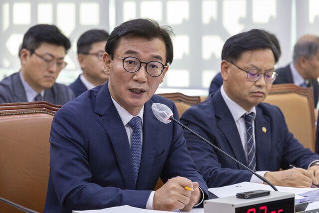 전재수 해양수산부 장관이 지난 10월15일 서울 여의도 국회 농림축산식품해양수산위원회에서 열린 2025년도 해양수산부 등에 대한 국정감사에서 의원 질의에 답하고 있다. 연합뉴스