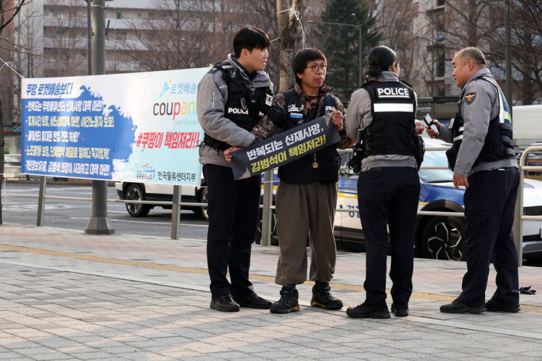 민주노총 공공운수노조 쿠팡물류센터지회 조합원이 10일 오후 서울 송파구 쿠팡 본사가 있는 건물에서 박대준 쿠팡 대표이사를 만나기 위해 승강기 탑승을 시도하다가 경찰에 체포되고 있다. 김영원 기자 forever@hani.co.kr