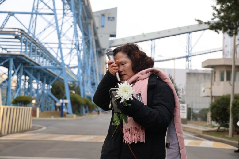 2018년 충남 태안화력발전소에서 끼임 사고로 숨진 청년 비정규직 노동자 김용균씨 7주기 추모제가 10일 오전 태안화력 앞에서 열렸다. 김씨의 어머니인 김미숙 김용균재단 대표가 발언 중간에 눈물을 훔치고 있다. 연합뉴스