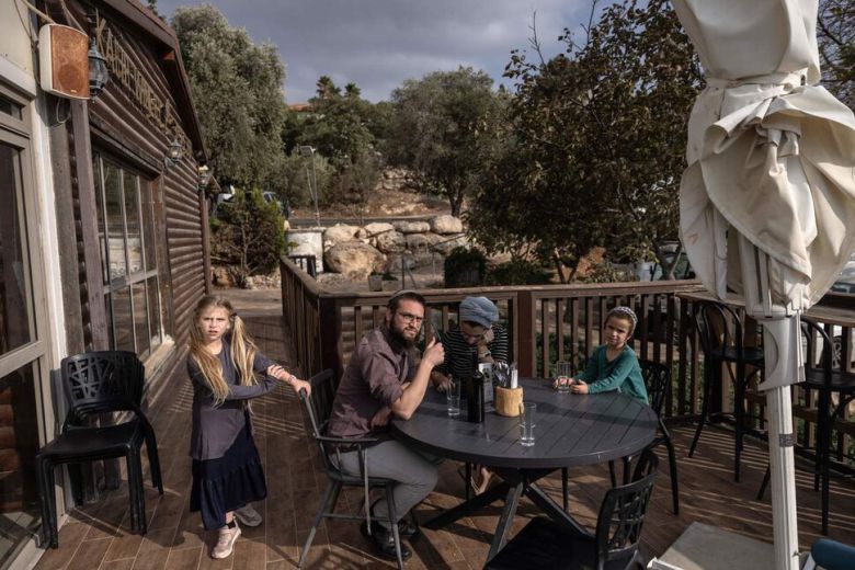 13일(현지시각) 서안지구 나블루스 동쪽 유대인 정착촌 엘론모레흐에 있는 한 식당에서 있는 한 유대인 가족. AFP 연합뉴스