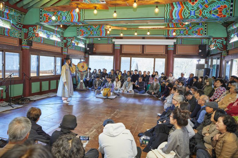 용흥사 용구루의 무대, 통창에 풍경을 걸고, 마루에 한자 ‘요’(凹)처럼 청중이 둘러앉으니 둥둥 뜨는 판이 되었다. 고수 이치종의 북에 소리꾼 우정문이 적벽가 중 ‘새타령’을 불렀다. 명창 한승호를 사사한 소리, 창자가 끊어지는 소리로 새가 울었다. 담양군문화재단 제공