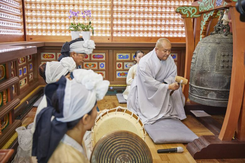 1644년(인조22년)에 제작된 국가유산 보물 1555호 용흥사의 동종. 종의 고리에 네마리의 용이 있고, 종 가운데 옮겨 그릴 보살상이 새겨져 있다. 덕유스님(용흥사 주지)이 종을 울리고, 이어 김운태의 타종과 장보미의 소리, 서자영의 가야금, 이희원의 북으로 ‘명금’을 합주했다. 담양군문화재단 제공