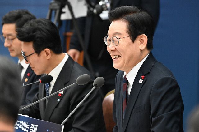 이재명 대통령이 11일 세종시 세종컨벤션센터 국제회의장에서 열린 기획재정부·국가데이터처 업무보고에서 머리발언을 하고 있다. 대통령실사진기자단