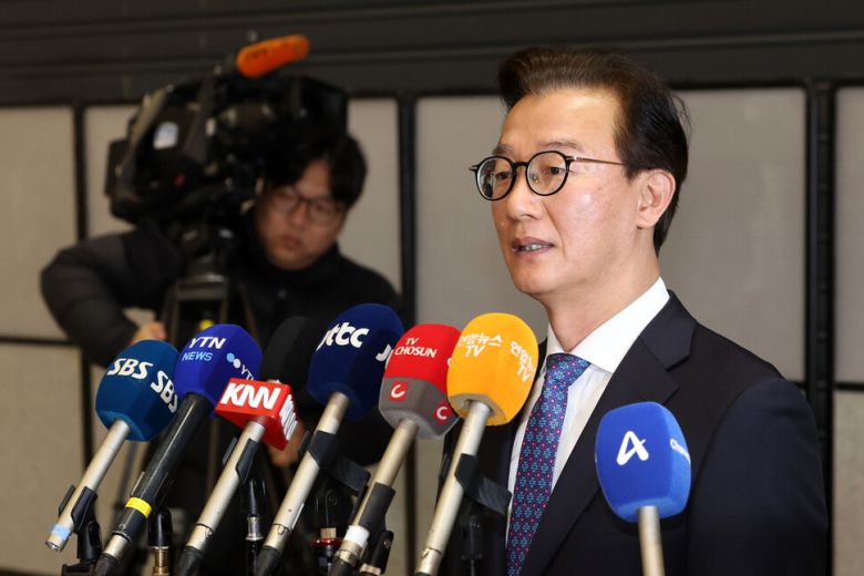 전재수 해양수산부 장관이 11일 아침 인천 영종도 인천국제공항 제2여객터미널을 통해 입국해 입장을 밝히고 있다. 김영원 기자 forever@hani.co.kr