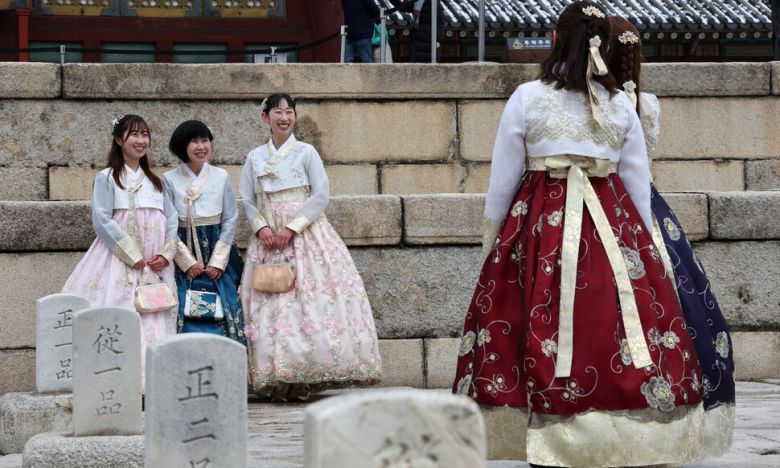 서울 종로구 창덕궁에서 한복을 입은 관광객들이 인정전 앞에서 기념사진을 찍고 있는 모습. 사진은 기사와 무관하다. 김영원 기자 forever@hani.co.kr