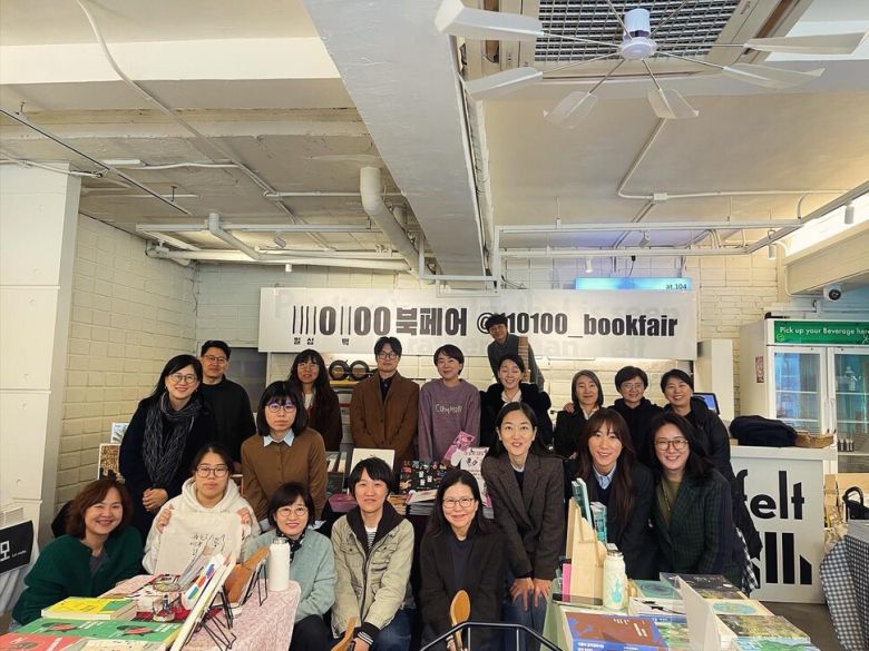지난 11월15일 서울 성수동에서 연 ‘제2회 일십백북페어’ 참가사들. 일십백북페어 제공