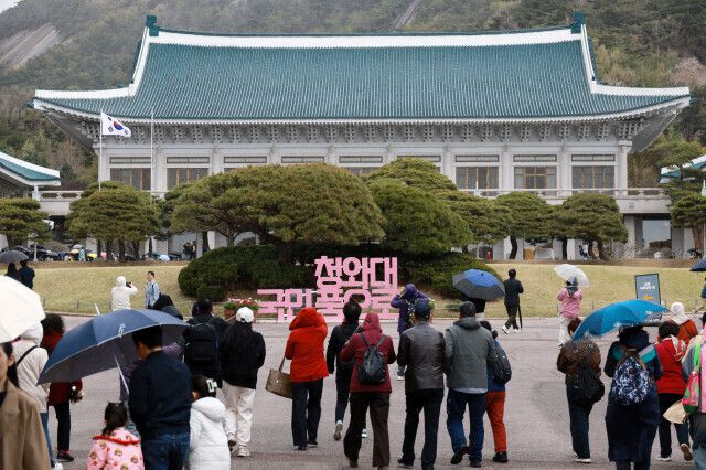 관람객들이 청와대 본관으로 걸어가고 있다. 김혜윤 기자 unique@hani.co.kr
