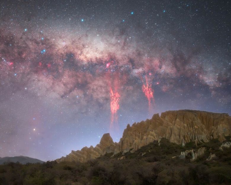 네이처가 뽑은 올해의 과학사진 ‘붉은 번개’. Dan Zafra/Capture the Atlas