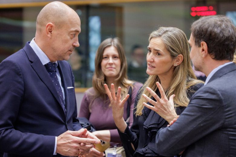 16일(현지시각) 벨기에 브뤼셀에서 열린 환경 의회 회의에서 덴마크 환경장관 마그누스 휴니케(왼쪽)과 사라 아헤센 스페인 친환경전환·인구변화대응부장관(오른쪽 두번째)가 대화를 나누고 있다. EPA 연합뉴스