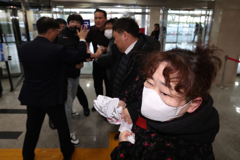 17일 오전 서울 여의도 국회에서 민주노총 활동가들이 국회 과학기술정보방송통신위원회 청문회에 출석하는 해롤드 로저스 쿠팡 임시 대표를 향해 항의하다 국회 관계자들에 제지당하고 있다. 최현수 기자 emd@hani.co.kr