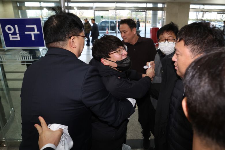 17일 오전 서울 여의도 국회에서 민주노총 활동가가 국회 과학기술정보방송통신위원회 청문회에 출석하는 해롤드 로저스 쿠팡 임시 대표를 향해 항의하다 국회 관계자들에 제지당하고 있다. 최현수 기자 emd@hani.co.kr