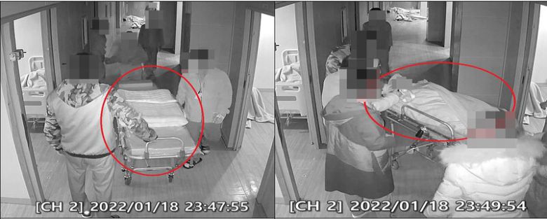 2022년 1월18일 반구대병원 폭행·사망 피해자 김도진씨(가명, 사망 당시 32살)를 옮기기 위해 응급이송을 위한 이동용 침상이 병실 앞에 도착해 김씨를 싣고 있다. 이날 간호사는 저녁 9시44분 처음으로 모습을 드러낸 이후 두 시간 동안 아무런 응급조치를 하지 않았다. 인권위 사건 조사결과보고서에 첨부된 사진이다.