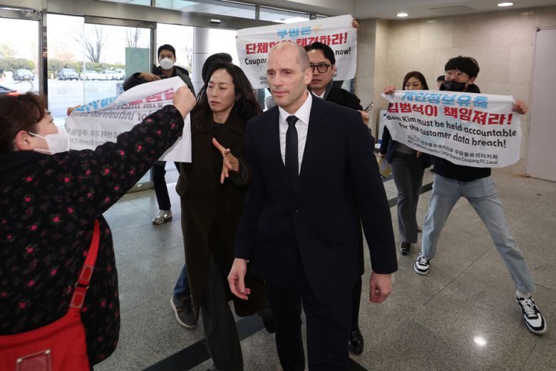 17일 오전 서울 여의도 국회에서 민주노총 활동가들이 국회 과학기술정보방송통신위원회 청문회에 출석하는 해롤드 로저스 쿠팡 임시 대표를 향해 ‘개인정보유출 김범석이 책임져라’, ‘쿠팡은 단체협약 체결하라’ 등 문구가 적힌 손 펼침막을 들고 있다. 최현수 기자 emd@hani.co.kr
