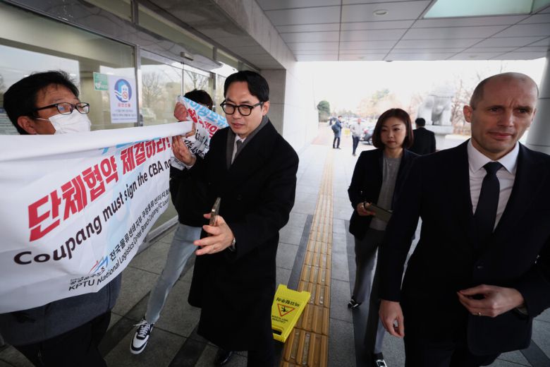 17일 오전 서울 여의도 국회에서 민주노총 활동가들이 국회 과학기술정보방송통신위원회 청문회에 출석하는 해롤드 로저스 쿠팡 임시 대표를 향해 ‘개인정보유출 김범석이 책임져라’, ‘쿠팡은 단체협약 체결하라’ 등 문구가 적힌 손 펼침막을 들고 있다. 최현수 기자 emd@hani.co.kr
