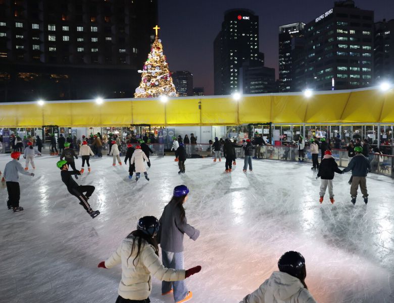 19일 개장한 서울광장 스케이트장에서 시민들이 스케이트를 타고 있다. 연합뉴스
