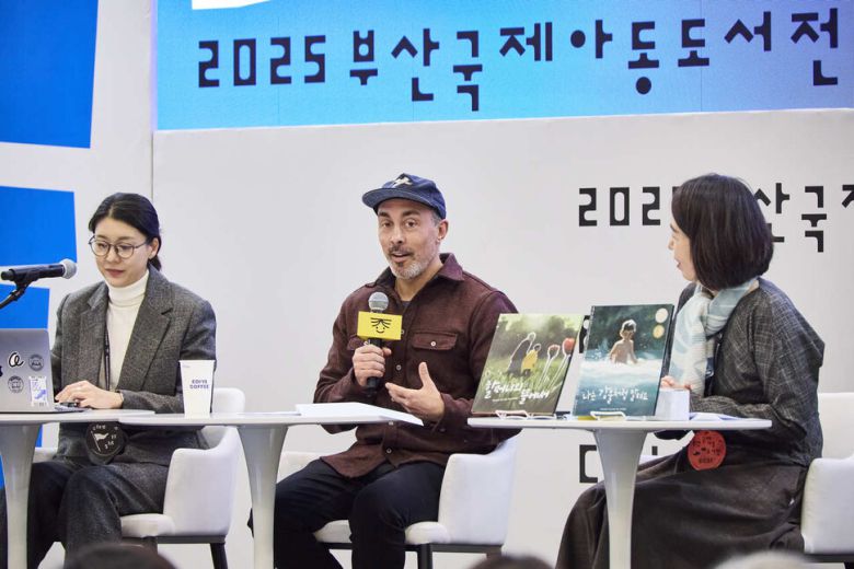 지난 13일 부산 벡스코 제1전시장에서 연 2025 부산국제아동도서전 대담 ‘바다처럼 살아가는 어린이들에게’에 참석한 조던 스콧. 부산국제아동도서전 제공