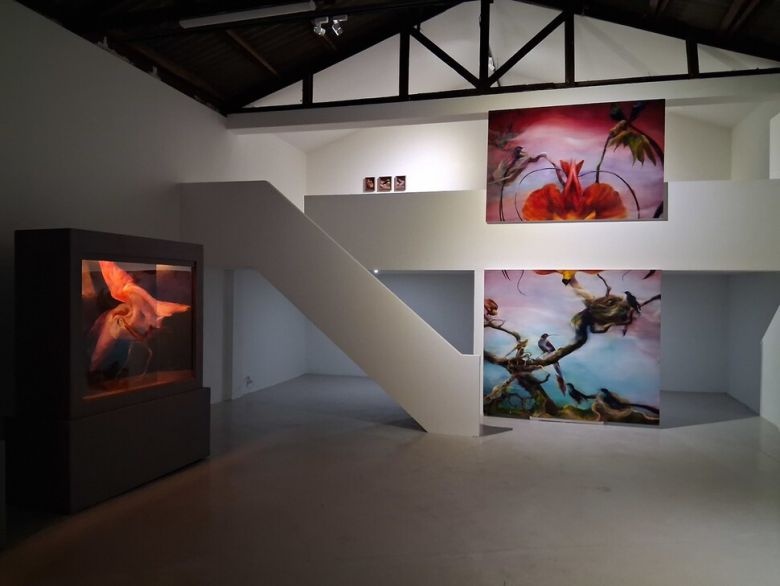 임희재전이 열리고 있는 양평동 홀원 전시장 안쪽 모습. 왼쪽에 투명창 달린 캐비넷 얼개의 그림 진열장이 있고 정면 1, 2층 난간 위아래로 ‘새 천국의 디오라마’ 연작 2점이 내걸려있다. 노형석 기자