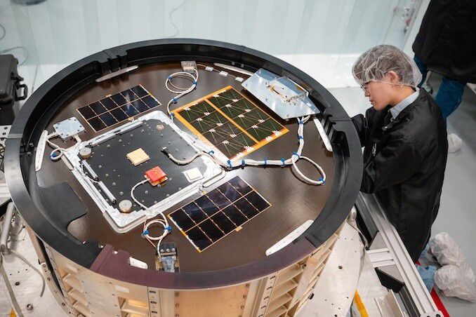 발사 준비 중인 디스크샛. 디스크샛의 위성 본체는 알루미늄 벌집 구조에 겉면을 탄소섬유 판으로 감싼 형태로 만들어졌다. 미국항공우주국 제공