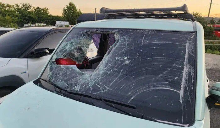 지난 7월28일 오후 울산의 한 주차장에서 살인미수 사건을 벌인 장형준씨가 타고 달아나려던 차량. 시민들은 차량을 맨몸으로 막고 소화기를 던지는 등 장씨의 도주를 제지했다. 연합뉴스