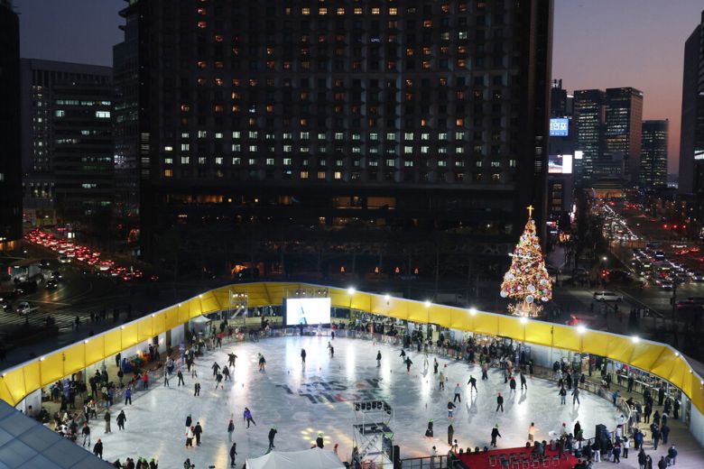 19일 개장한 서울광장 스케이트장에서 시민들이 스케이트를 타고 있다. 연합뉴스