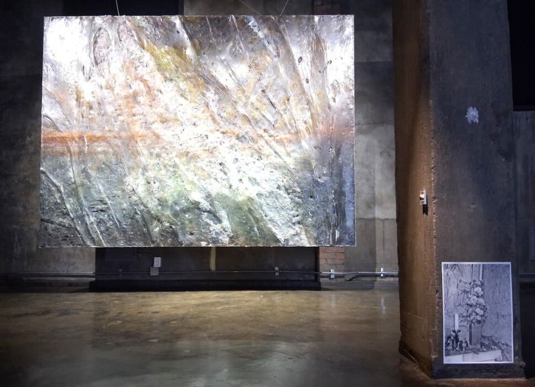 더 윌로 전시장 모습. 안쪽 정면 벽 앞에 정희민 작가의 혼합매체 회화 ‘표류’가 내걸렸고, 오른쪽 기둥 아래에 안초롱 작가의 사진 ‘덕주사에서’가 붙어있다. 노형석 기자