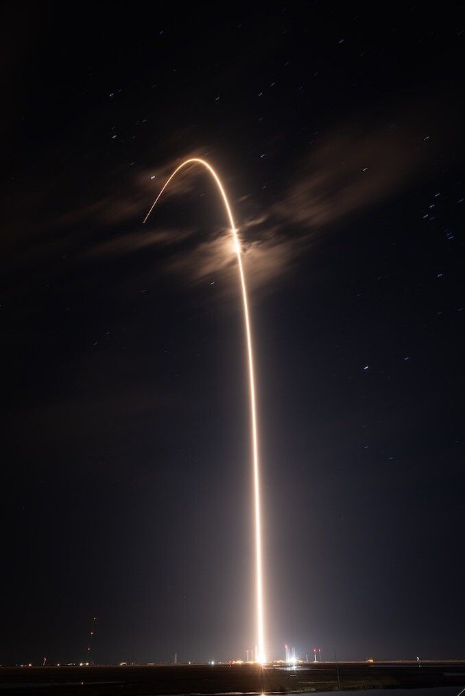 18일(현지시각) 디스크샛 실험위성 4기를 싣고 버지니아주 월롭스 아일랜드에 있는 발사장에서 이륙한 로켓랩 일렉트론 로켓의 궤적. 로켓랩 제공