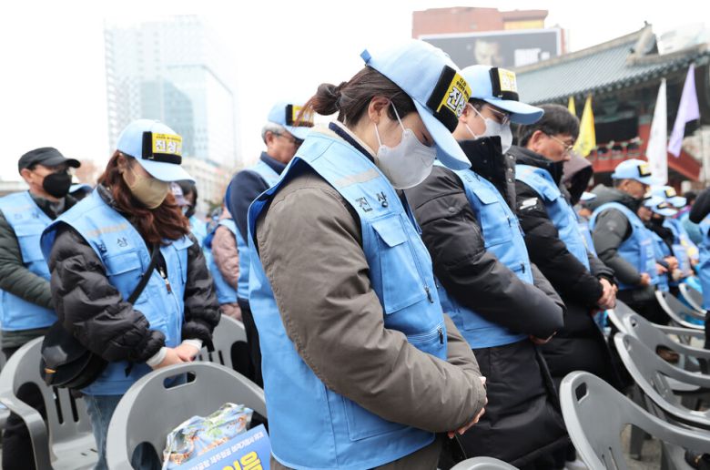 20일 오후 서울 종로구 보신각 광장에서 열린 1229 무안공항 제주항공 여객기 참사 1주기 서울시민추모대회에서 유가족 등 참석자들이 희생자들을 위해 묵념하고 있다. 김태형 기자