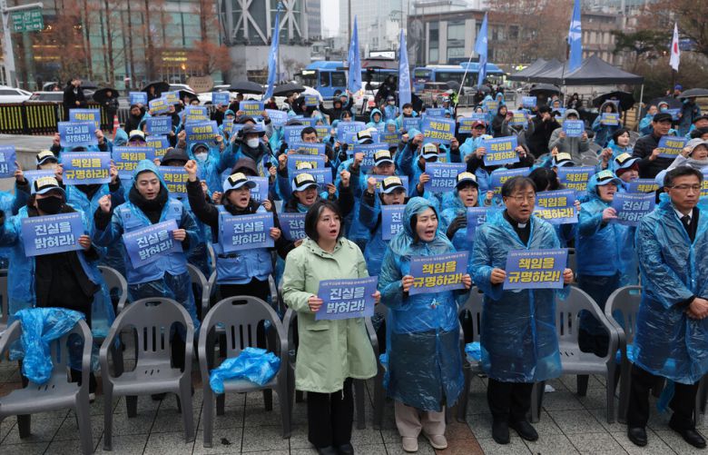 20일 오후 서울 종로구 보신각 광장에서 열린 1229 무안공항 제주항공 여객기 참사 1주기 서울시민추모대회에서 유가족과 참석자들이 진실규명과 책임자 처벌, 재발방지대책을 촉구하며 구호를 외치고 있다. 김태형 기자
