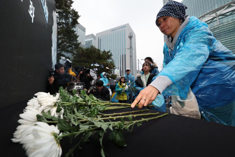 20일 오후 서울 종로구 보신각 광장에서 열린 1229 무안공항 제주항공 여객기 참사 1주기 서울시민추모대회에서 참석자가 헌화하고 있다. 김태형 기자