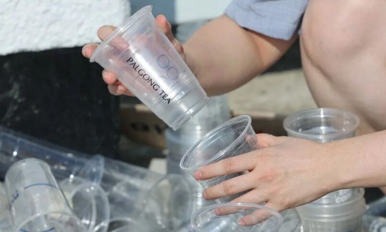 2023년 8월 서울환경연합 활동가들이 정부서울청사 앞에서 ‘일회용 컵 보증금제’ 전국 시행 촉구 기자회견을 마친 뒤 일회용 컵을 정리하고 있다. 연합뉴스