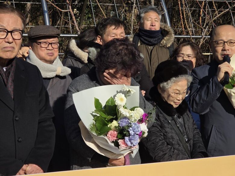 22일 오전 서울중앙지법 앞에서 고 이관술 선생 외손녀 손옥희(65)씨가 재심 선고를 마치고 나온 뒤 눈물을 흘리고 있다. 박지영 기자