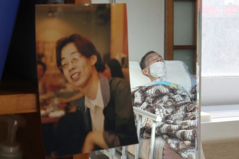 건강했던 선호씨 사진 뒤의 거울에 김선호씨가 누워 있다. 최현수 기자 emd@hani.co.kr