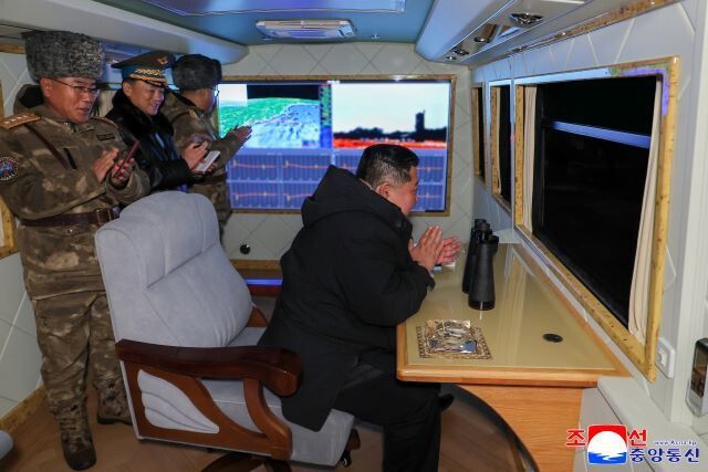 김정은 북한 조선노동당 총비서 겸 국무위원장은 24일 미사일총국이 진행한 ‘신형 반항공(지대공)미사일’ 시험발사를 참관했다고 25일 노동신문이 보도했다. 김정은 총비서의 미사일 발사 참관 보도는 지난 8월 ‘신형 반항공 미사일’ 사격 참관 이후 넉달 만이다. 조선중앙통신 연합뉴스