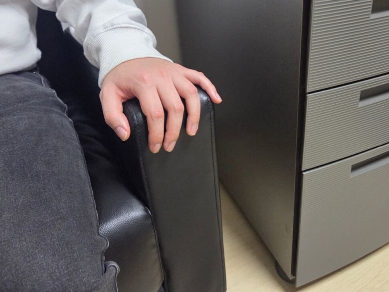 김병기 더불어민주당 원내대표가 \'단체대화방 제보자\'로 지목한 전직 보좌직원 ㄴ씨가 26일 한겨레와 인터뷰를 하고 있다. 박찬희 기자