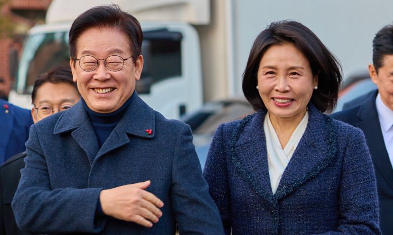 이재명 대통령과 김혜경 여사가 25일 서울 명동대성당에서 열린 성탄 미사 참석을 위해 이동하고 있다. 대통령실 제공