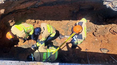 지난 4월26일 낮 경기 고양시 일산동구 풍동의 한 하수관로 정비 공사 현장에서 흙이 무너져 내려 노동자 두 명이 매몰되는 사고가 발생했다. 사진은 현장 구조대원들이 매몰자를 구조하는 모습. 일산소방서 제공