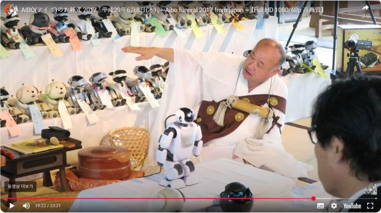 2017년 6월 도쿄 인근 지바현의 고찰 고후쿠지(光福寺)에서 일본 소니가 만든 애완견 로봇 ‘아이보’ 중 수명이 다 한 제품들의 장례의식이 열리고 있다. 이 사찰에선 2015년부터 거의 매년 로봇 장례식을 열고 있는데, 주례 스님은 “로봇들의 영혼이 몸에서 떠나가게 하는 의식”이라며 최첨단 기술에 대한 장례식을 전통적인 방식으로 올리는 부조화가 흥미롭다고 말했다. 유투브 갈무리