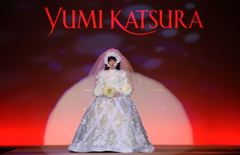 2009년 7월 일본 오사카에서 열린 패션쇼에 휴머노이드 로봇 HRP-4C가 웨딩드레스 차림으로 공개되고 있다. EPA 연합뉴스