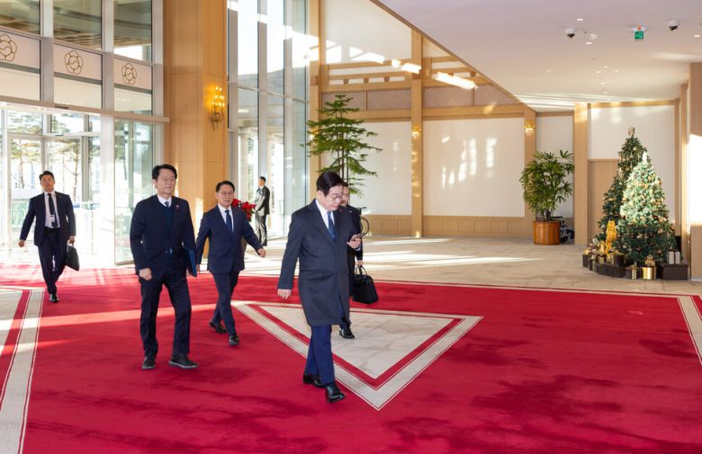 이재명 대통령이 26일 오전 서울 용산 대통령실 청사 정현관을 통해 출근하고 있다. 대통령실 제공