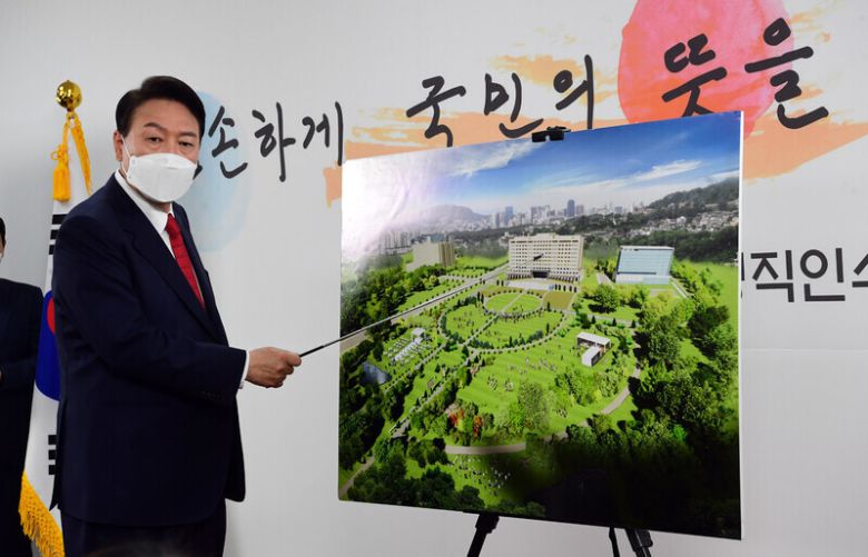 2022년 3월 윤석열 대통령 당선자가 서울 용산 국방부로 대통령실 이전을 전격 발표하고 있다. 공동취재사진