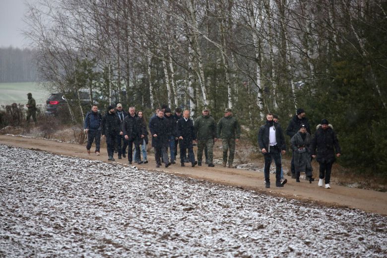 23일(현지시각) 도날트 투스크 폴란드 총리와 마르친 키에르빈스키 내무행정부장관이 폴란드 북동부의 벨라루스 접경 지역 보브로브니키를 방문해 둘러보고 있다. EPA 연합뉴스