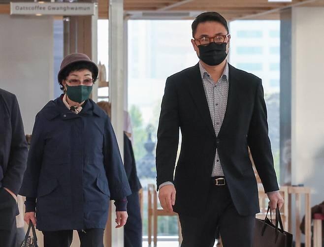 양평 공흥지구 개발 특혜 의혹과 관련해 김건희 여사의 모친 최은순씨와 오빠 김진우씨가 지난달 4일 서울 광화문 KT 빌딩에 마련된 김건희 특검 사무실에 피의자 신분으로 출석하고 있다. 연합뉴스